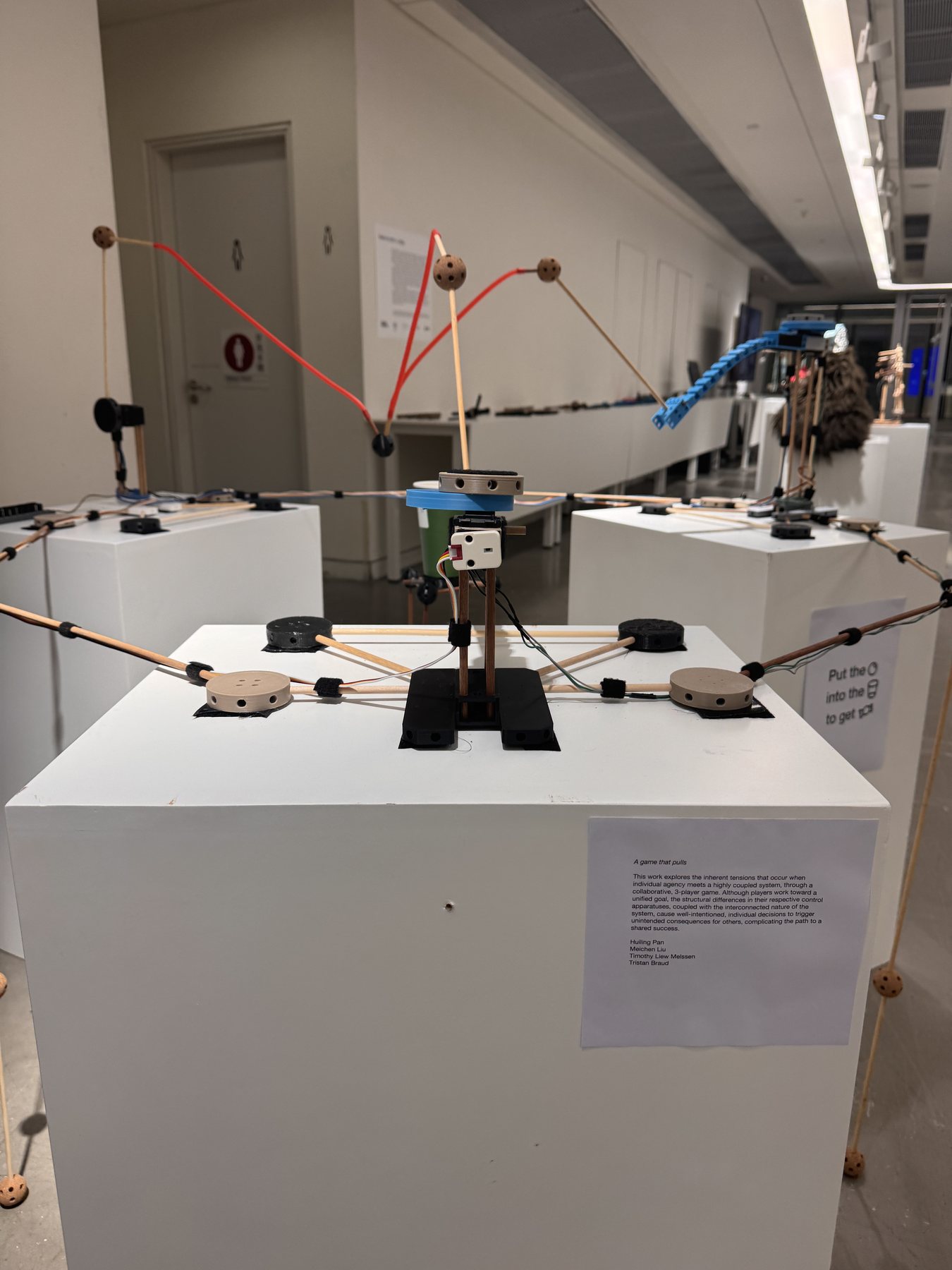 Front view of the installation and its label